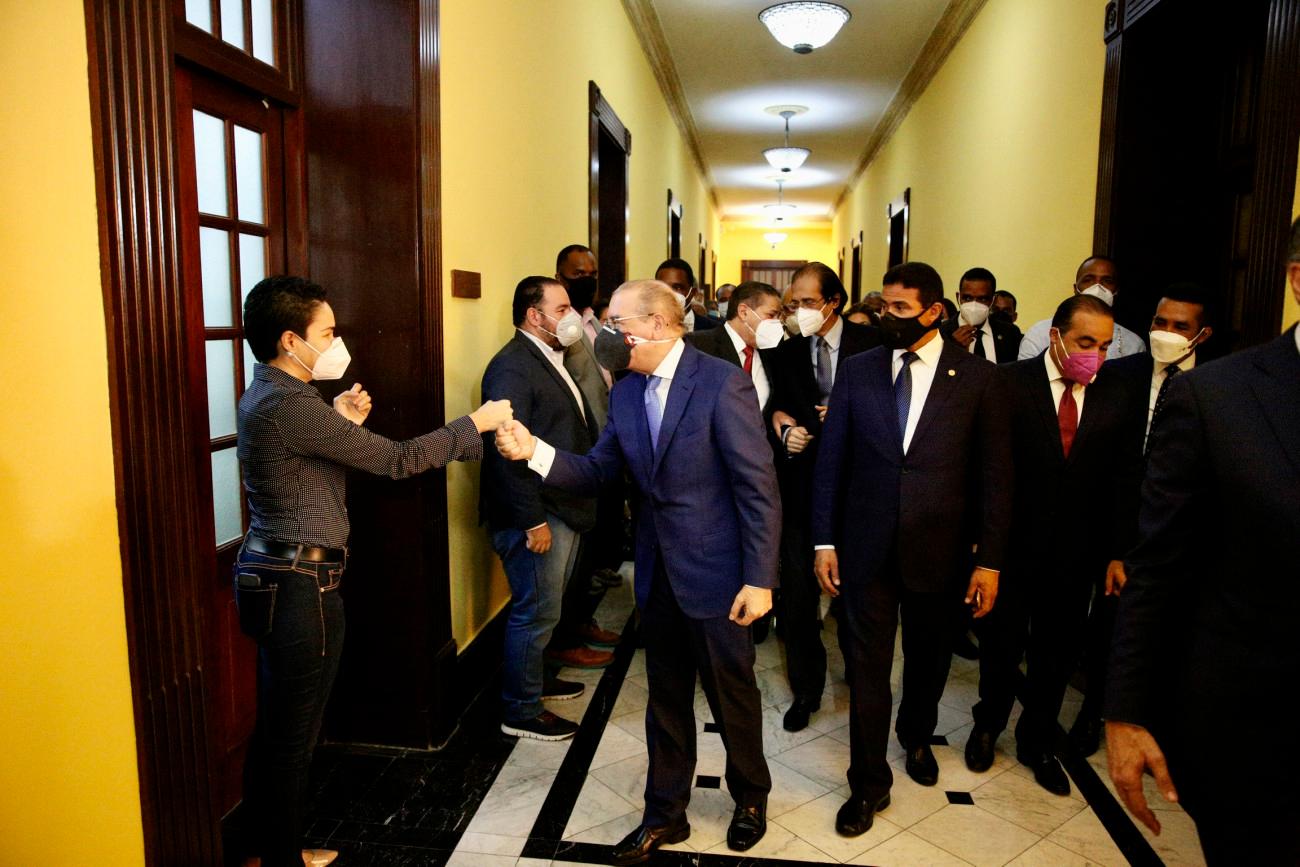 Medina saluda a una empleada.