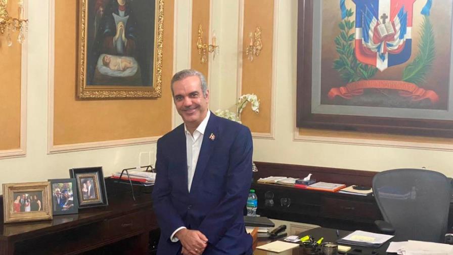 Abinader invita a funcionarios a no colocar su foto en instituciones públicas Abinader invita a funcionarios a no colocar su foto en instituciones públicas