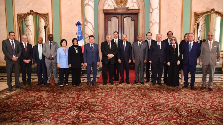 Presidente Medina recibe a representantes del Buró de Justicia Constitucional