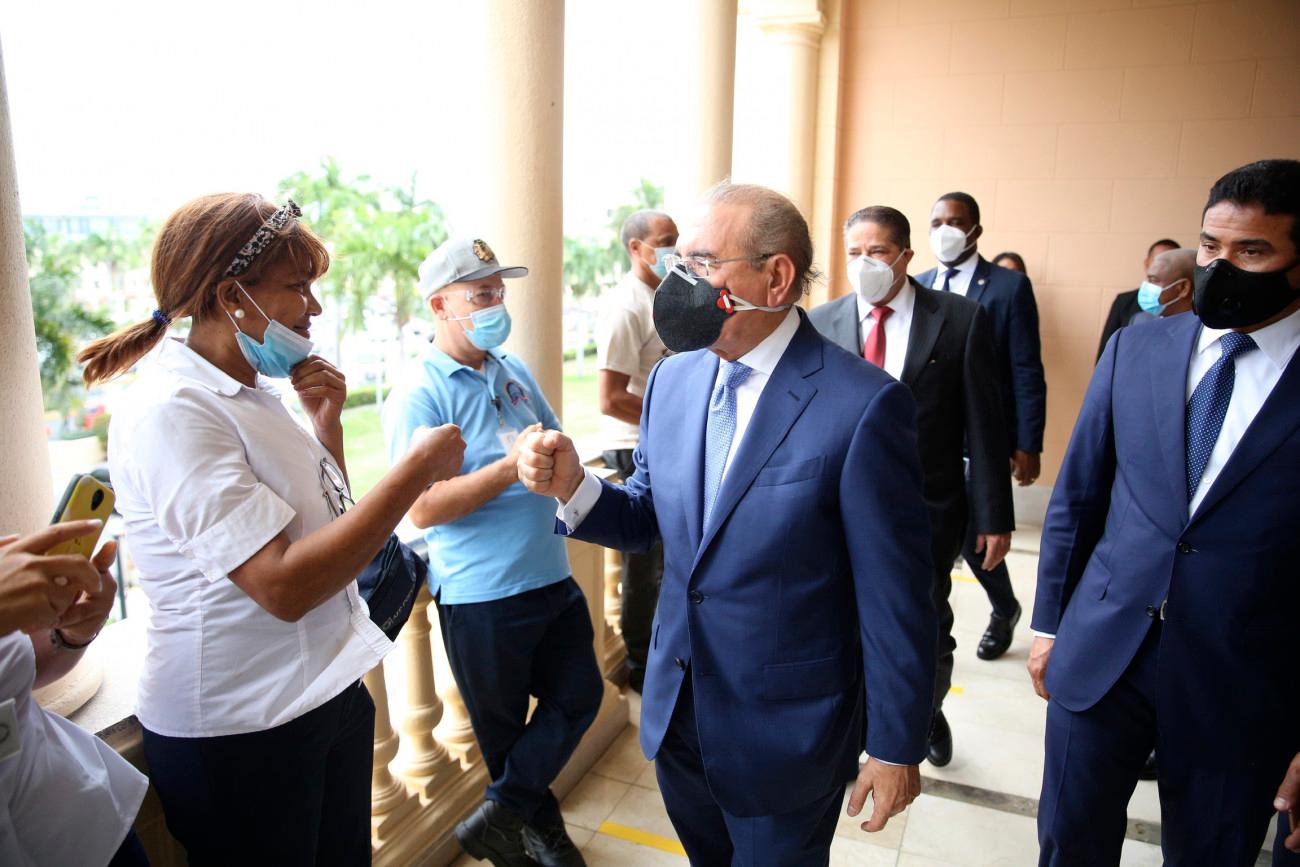 Los empleados del palacio despidieron con emoción al primer mandatario.