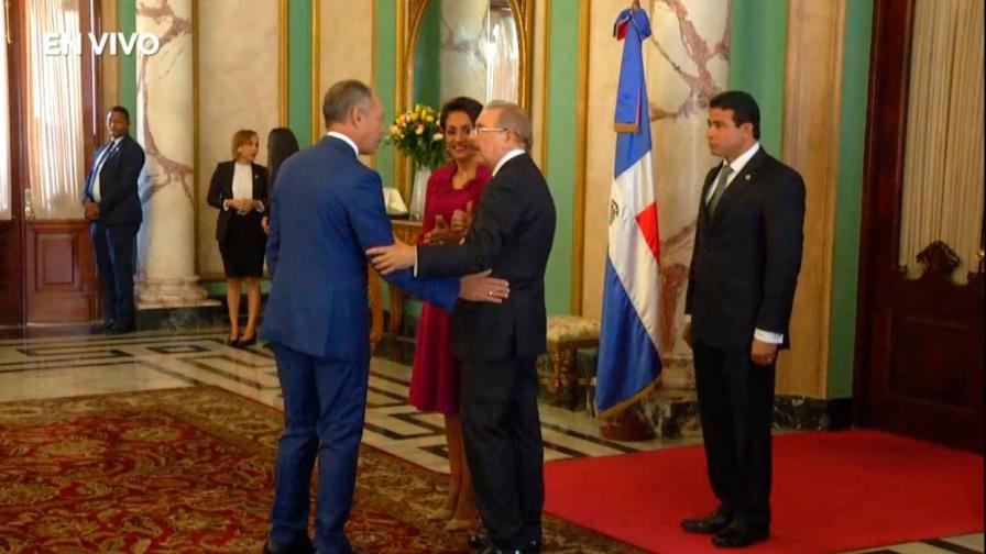 Presidente y primera dama reciben saludos de Año Nuevo