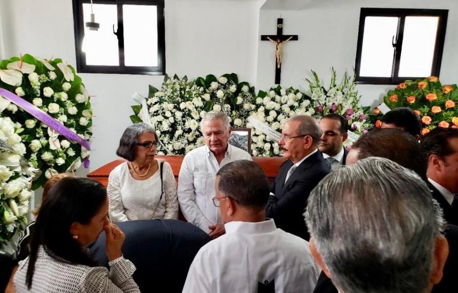 Presidente Medina viaja a La Vega a dar pésame a la familia de empresario fallecido 