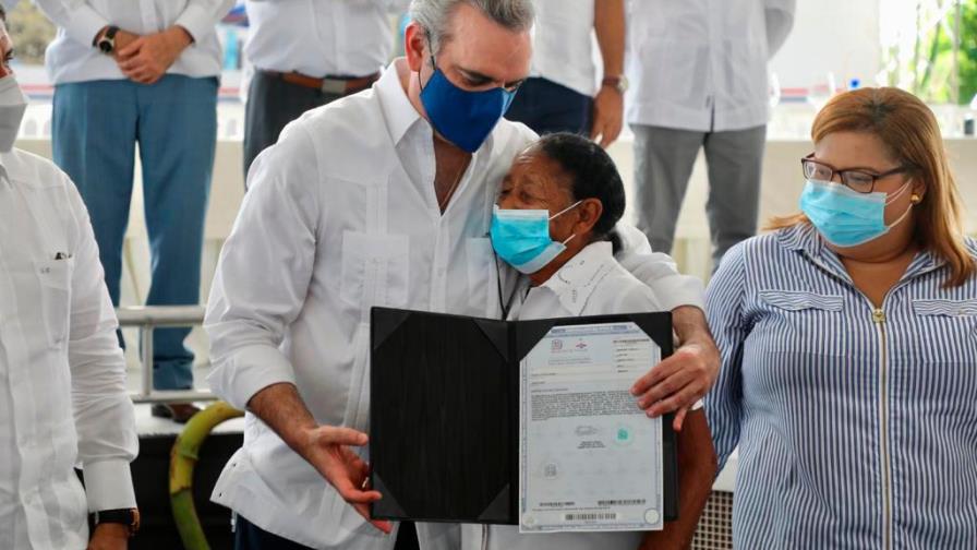 Abinader entrega títulos e inaugura un  puente en Azua