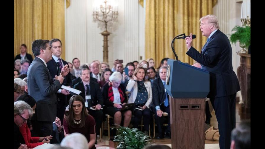 Casa Blanca devuelve la acreditación a periodista de CNN pero exige “decoro”