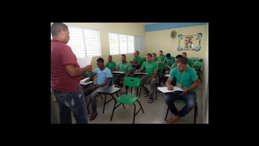 Invita a donar libros para  las bibliotecas de los nuevos centros carcelarios del país