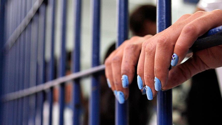 Dictan 20 años de prisión a una mujer acusada de robar automóvil a un taxista 