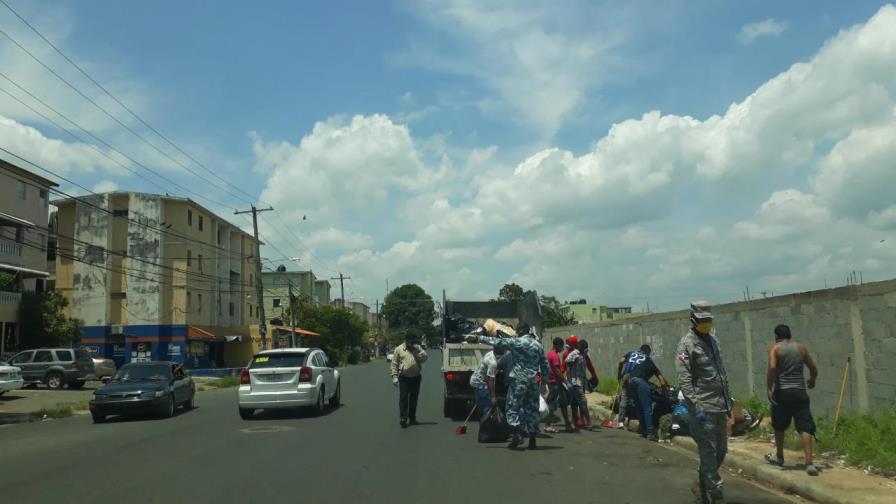 Policías y militares obligan a presos a limpiar calles por violar toque de queda 
