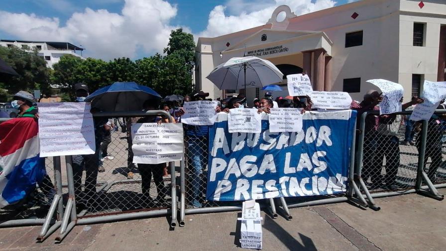 Exigen prestaciones laborales en Industria y Comercio tras un año desvinculados Exigen prestaciones laborales en Industria y Comercio tras un año desvinculados