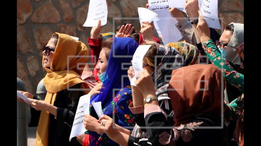 Los talibanes dispersan una protesta de mujeres con gases y tiros al aire