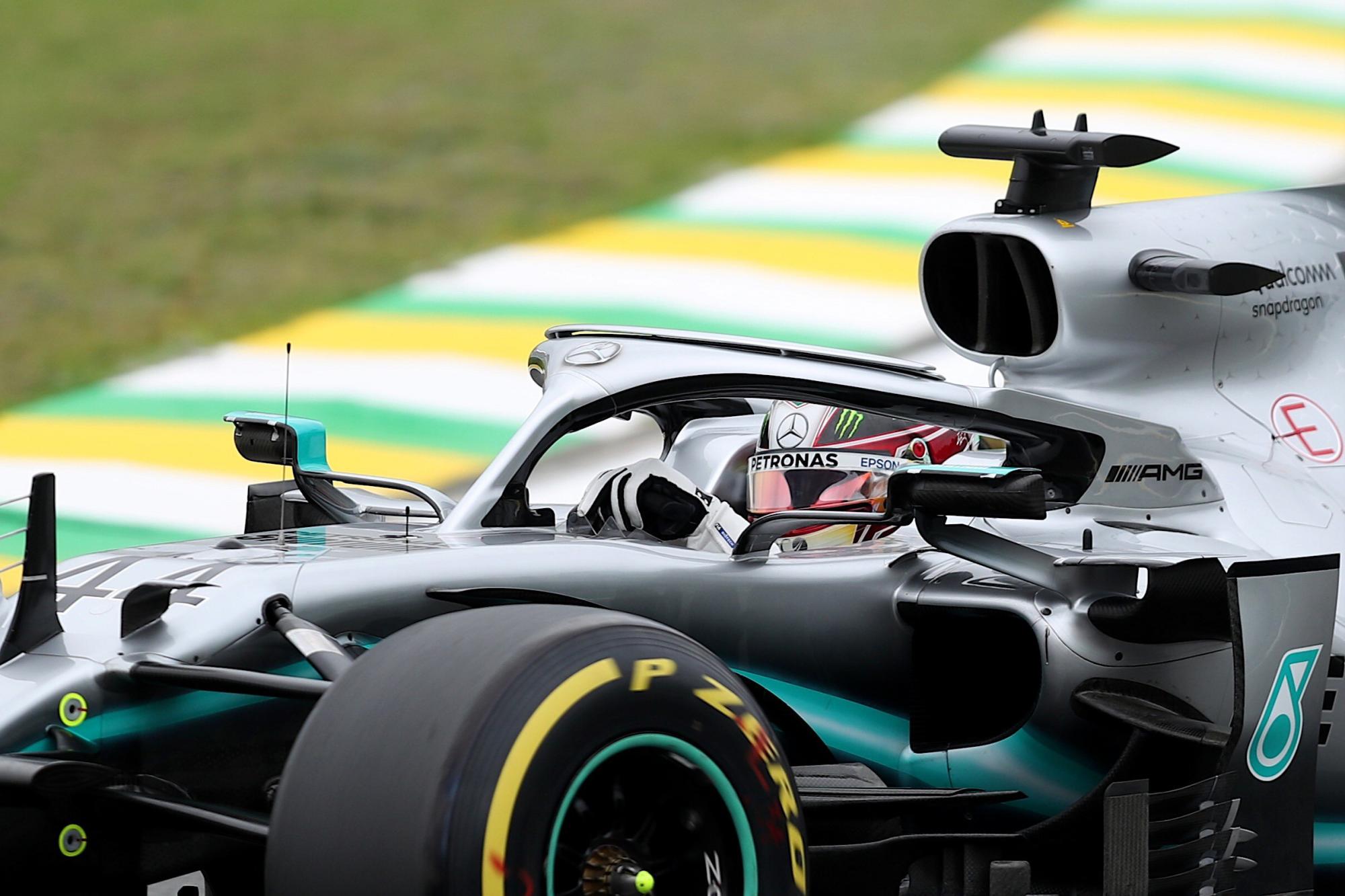 El piloto de Mercedes Lewis Hamilton en su coche el sábado, 16 de noviembre del 2019, en la tercera sesión de prácticas para el Gran Premio de F1 de Brasil en el circuito Interlagos, en Sao Paulo.