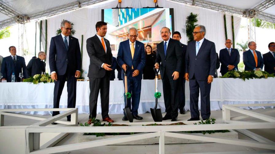 Danilo Medina  inicia nuevas obras en Hospital Metropolitano de Santiago