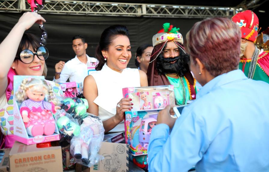 Despacho Primera Dama entrega juguetes en hospital Robert Reid Cabral y Base Aérea de San Isidro
