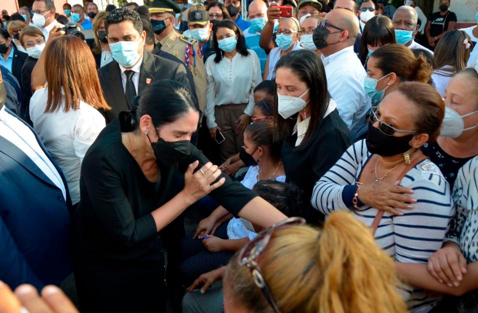 Raquel Arbaje consuela a una de las familias afectada.
