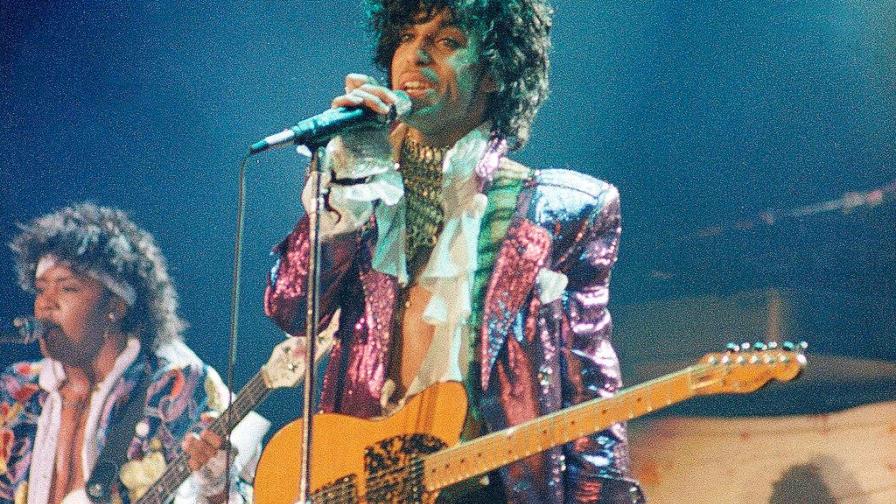 Para deleite de fans, sale la esperada biografía de Prince