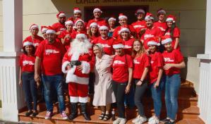 Doctor Santa visita niños del Robert Reid Cabral