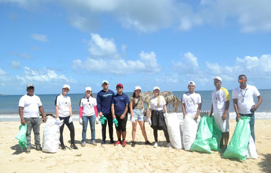 Fundación Cap Cana realiza jornada de limpieza en Playa Macao