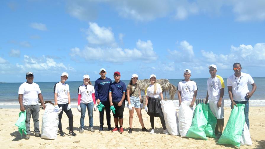 Fundación Cap Cana realiza jornada de limpieza en Playa Macao