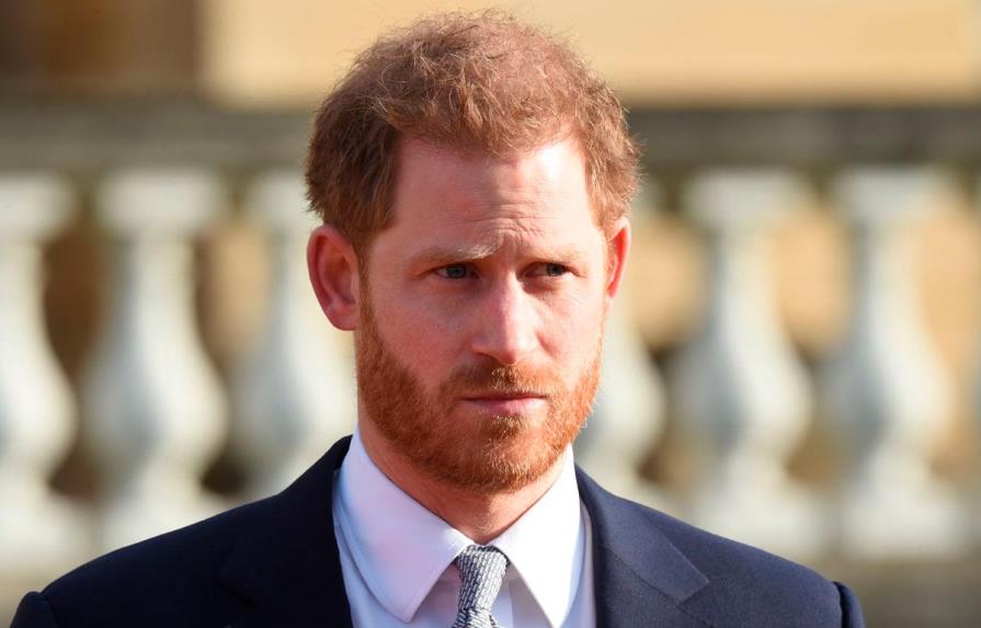 Príncipe Harry vuelve a Reino Unido tras más de un año para el funeral de su abuelo