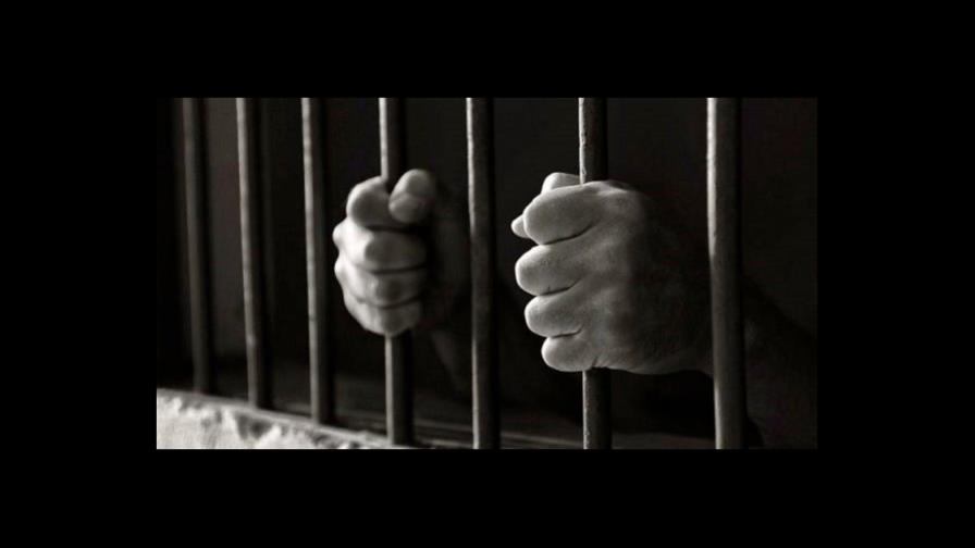 Veinte años de cárcel para aseador que grabó a alumnas en vestuario colegio Veinte años de cárcel para aseador que grabó a alumnas en vestuario colegio