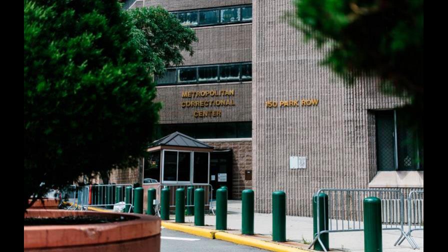 FBI investiga muerte del magnate Epstein, quien apareció colgado en su celda