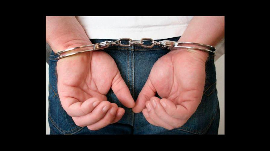 Arrestan a argentino que enfrenta cargos de pornografía en jardín infantil