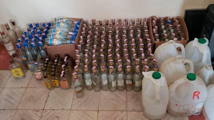 Desmantelan procesadora de alcohol clandestina y apresan fabricante con armas en San Pedro de Macorís