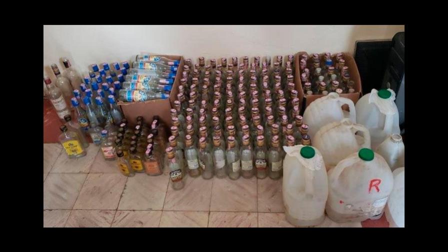 Desmantelan procesadora de alcohol clandestina y apresan fabricante con armas en San Pedro de Macorís