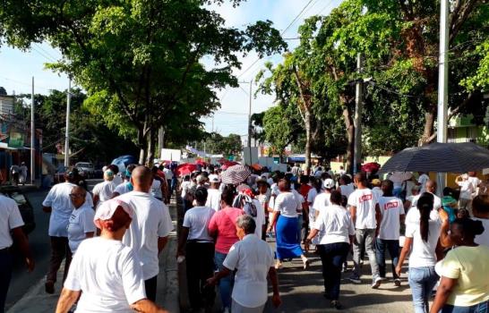 En procesión católicos de diferentes barrios denuncian los males que les afectan