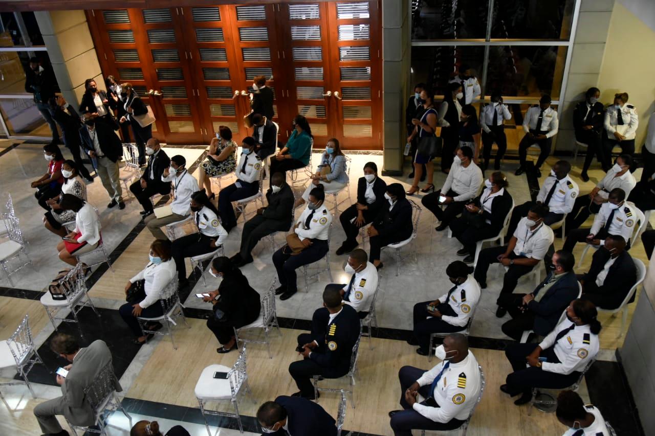 Los agentes penitenciarios durante la rendición de cuentas del procurador general Jean Alain Rodríguez.