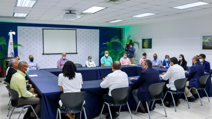 Medio Ambiente se acerca a agricultores que serían afectados por recuperación de Valle Nuevo