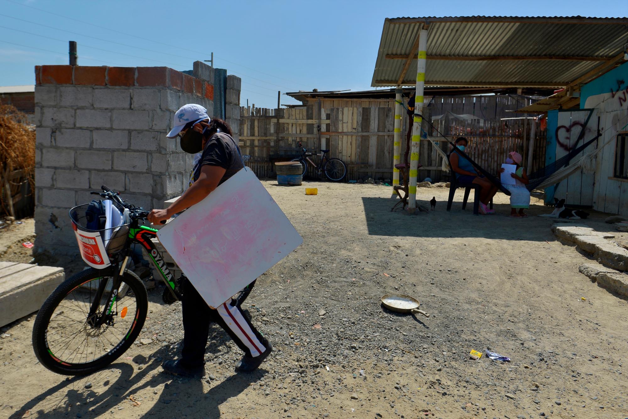 La profesora Carolina Espinoza se prepara para regresar a su hogar luego de dictar clase en la casa de una de sus alumnas este jueves 11 de junio de 2020, en Playas de Villamil (Ecuador).
