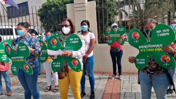 Maestros se suman al pedido de que el aborto en sus tres causales sea incluido en el Código Penal