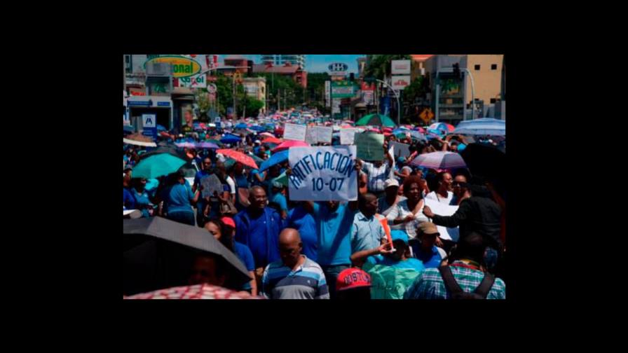 Ministro de Educación acusa de “insensatos” a los profesores