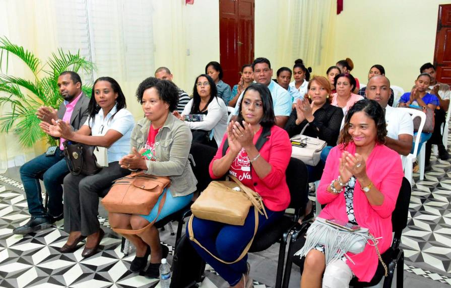 Ministerio de Educación convoca a docentes para becas de posgrado 