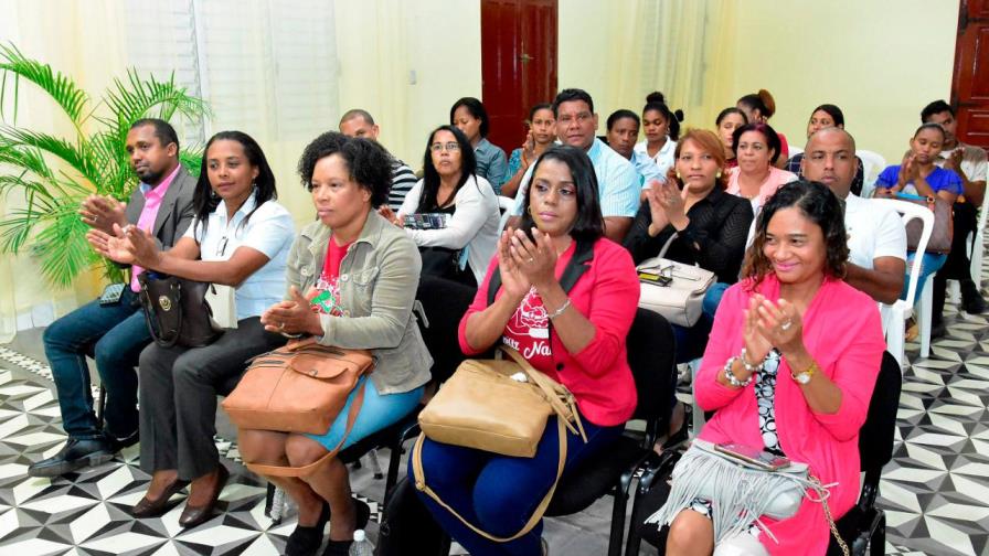 Ministerio de Educación convoca a docentes para becas de posgrado 