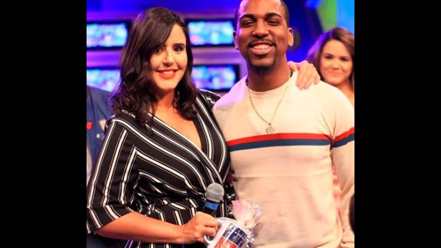 Dotol Nastra besa una y otra vez en televisión a Laura Bonelly 