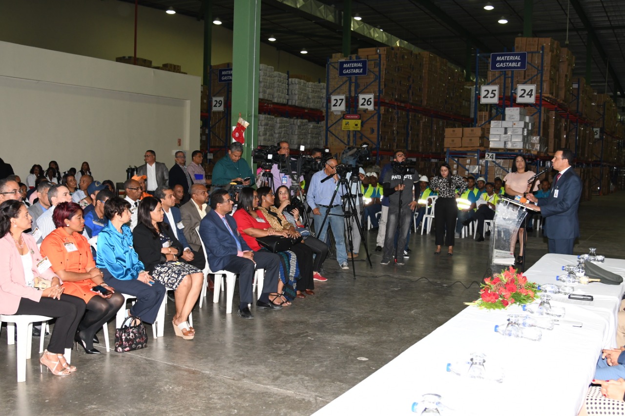 Varios de los directores y representantes de hospitales que recibieron la donación