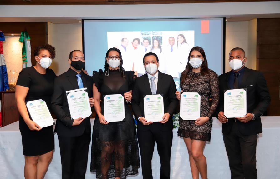 Liga Dominicana Contra el Cáncer celebra graduación médicos oncólogos