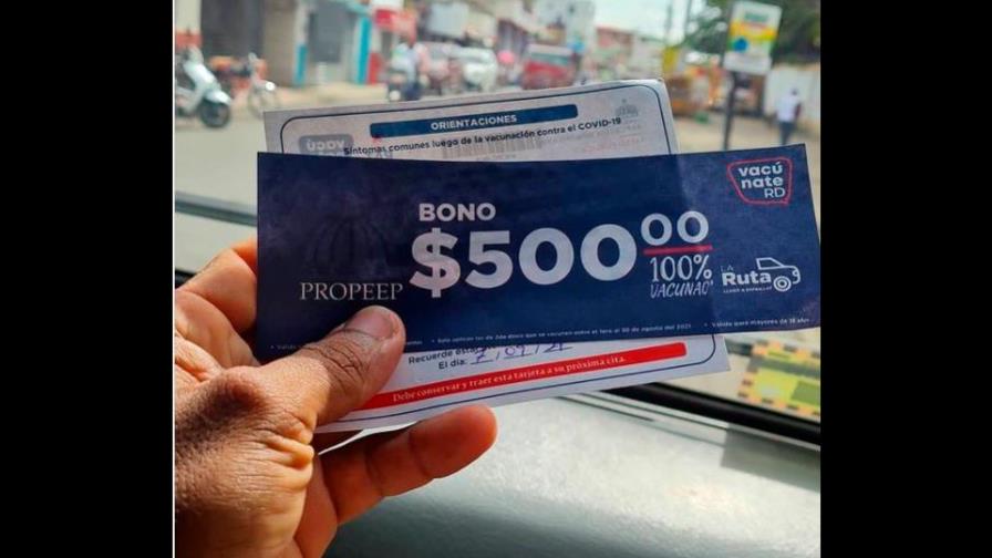Entregan bono de RD$500 a quienes se apliquen  segunda dosis contra el coronavirus  en Espaillat 