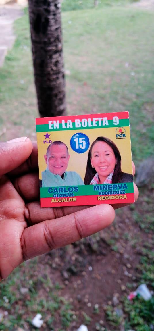 Volantes distribuidos en la entrada de colegios electorales en Santo Domingo Norte.
