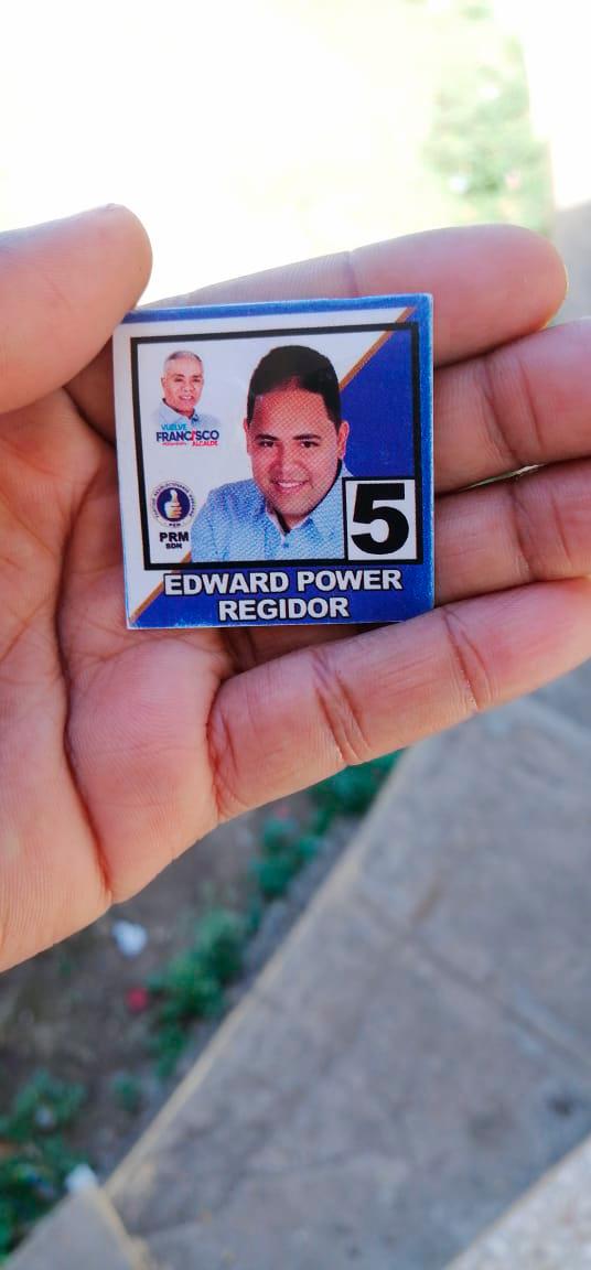 Volantes distribuidos en la entrada de colegios electorales en Santo Domingo Norte.