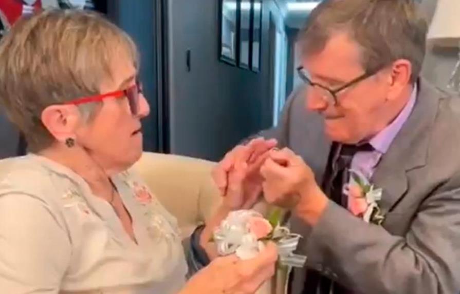Le pide matrimonio a su esposa con Alzheimer cada semana