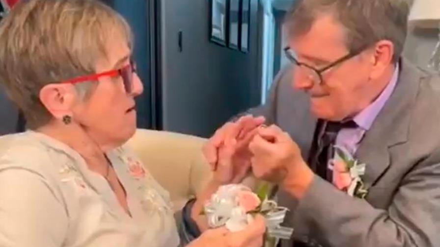 Le pide matrimonio a su esposa con Alzheimer cada semana