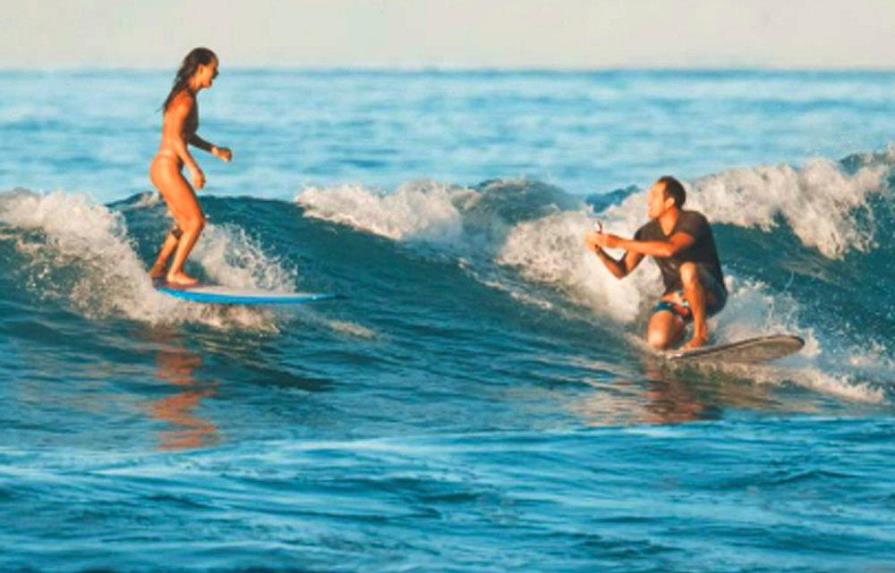 Hombre propone matrimonio a su novia mientras surfeaban 