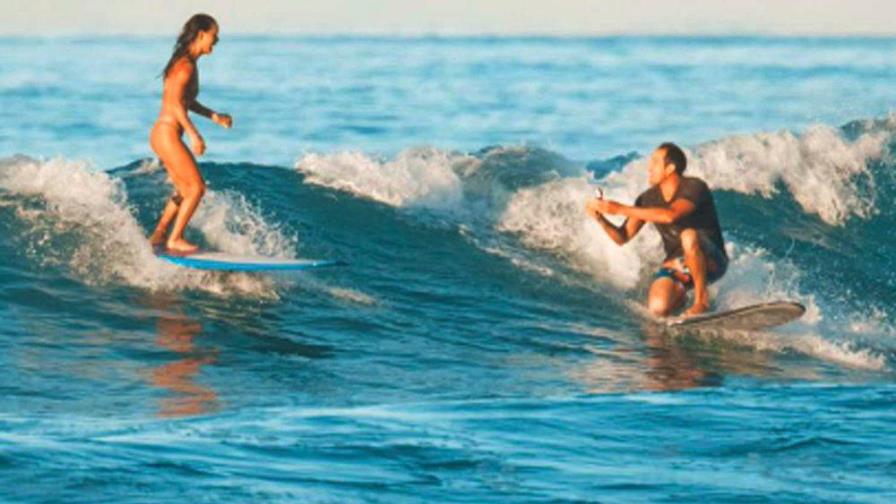 Hombre propone matrimonio a su novia mientras surfeaban 