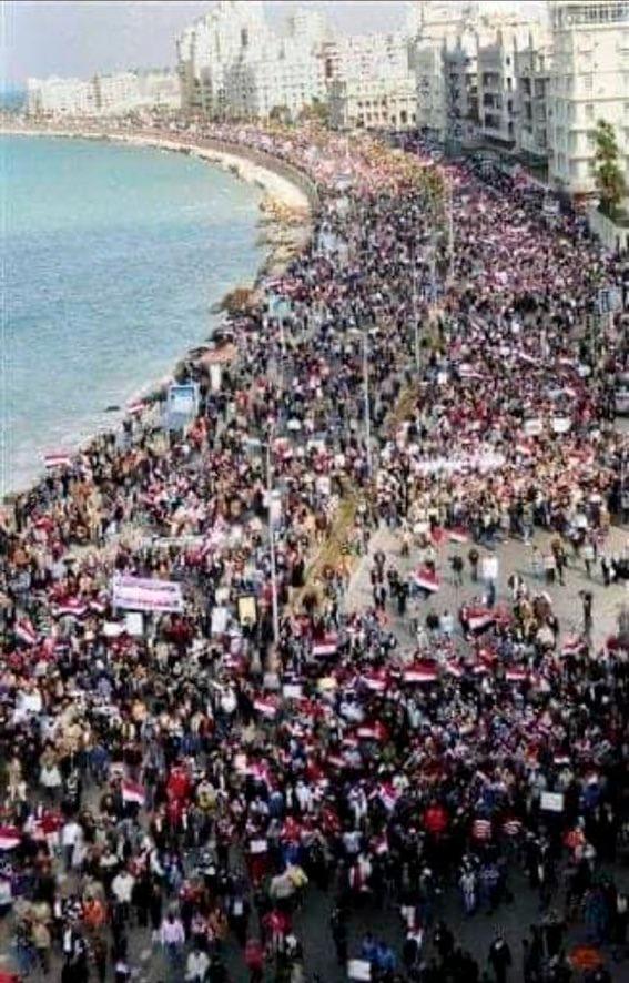 Foto viral: No es el malecón de La Habana, es una protesta en Egipto en 2011