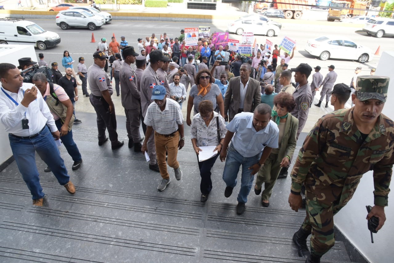 Los miembros de la Coordinadora por la Rebaja de los combustibles y los Derechos del Pueblo suben al edificio a entregar su propuesta.