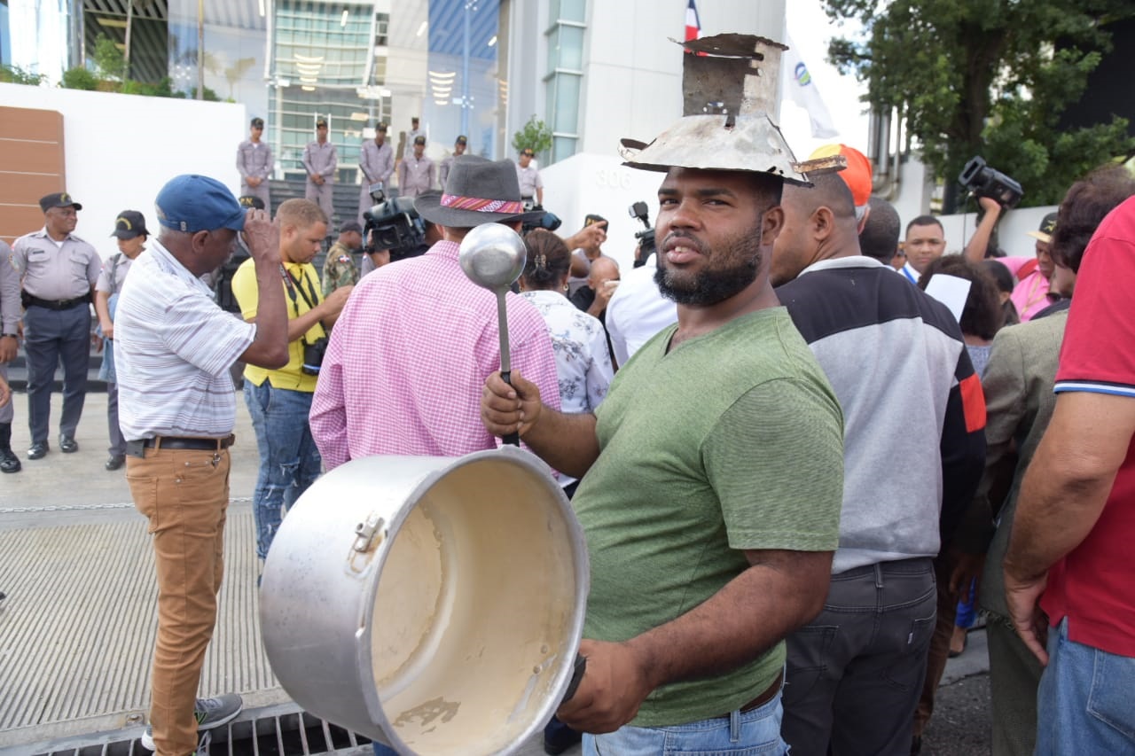 Participantes de la manifestación, convocados por la Coordinadora por la Rebaja de los combustibles y los Derechos del Pueblo, en la sede del Ministerio de Industria y Comercio.