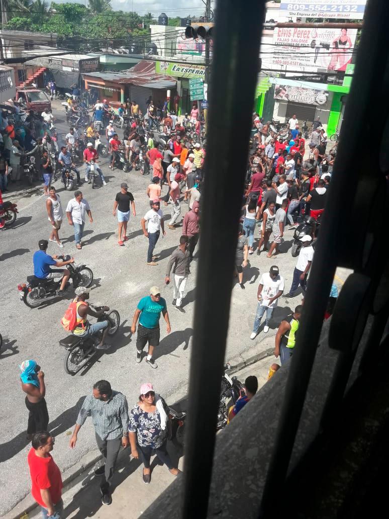 Protestan en La Otra Banda, de Higüey, por apagones de hasta 14 horas