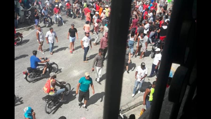 Protestan en La Otra Banda, de Higüey, por apagones de hasta 14 horas Protestan en La Otra Banda, de Higüey, por apagones de hasta 14 horas